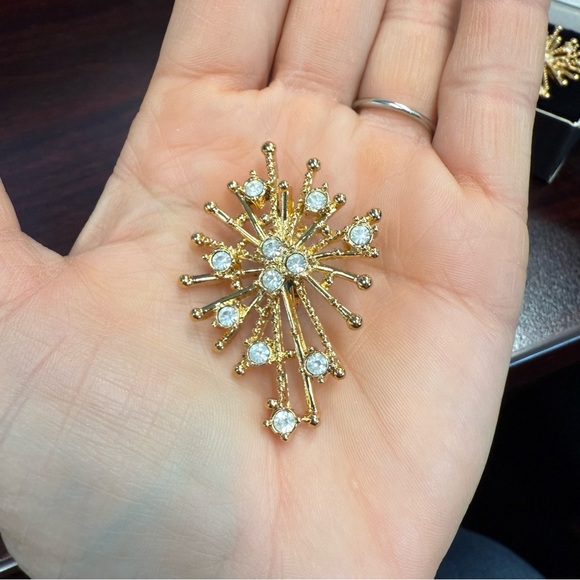 Avon “Rhinestine Spray” Goldtone clip Earrings with Crystal Accents NIB 1992 - Picture 5 of 6